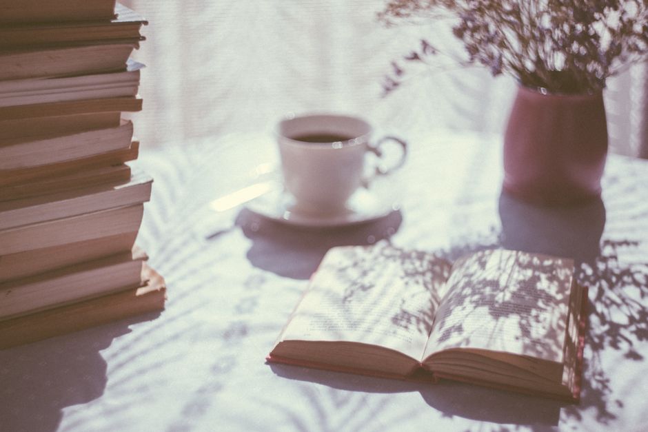 Taza de café sobre libro abierto