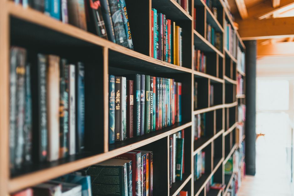 Interior de la librería Librovia, estantes de madera